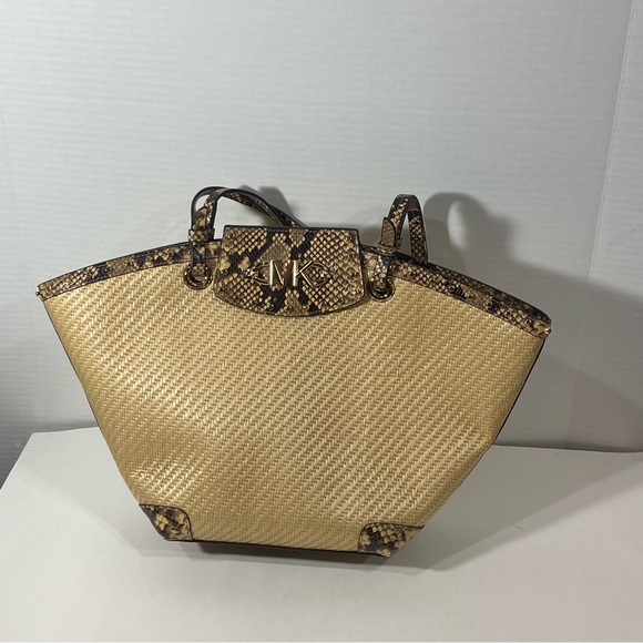 Michael Kors Izzy natural Fan tote. Woven tan - Picture 1 of 4